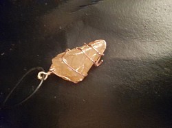 Kettenanhänger aus einem Honigcalcit Rohsteine.
