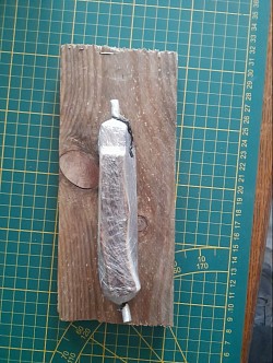 Das Messer in Folie eingepackt um das Leder nachher anzuformen