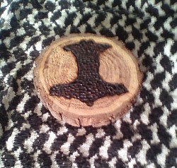 Mjölnir Anhänger aus Holz