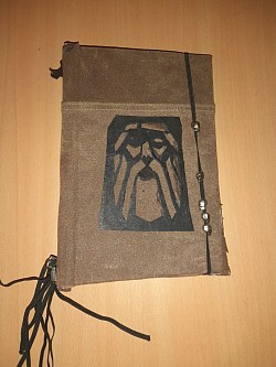 Notizbuch aus jeder und Holzresten gemacht. Es wird mit Papier Resten befüllt.
