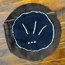 Mein Awen Symbol aus Leder und Stoffresten genäht und bestickt.